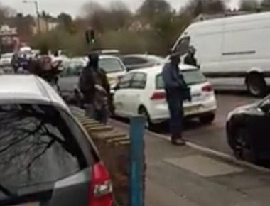 Λονδίνο: Καρέ-καρέ η σύλληψη δύο υπόπτων μετά την τρομοκρατική επίθεση στο Westminster (βίντεο)